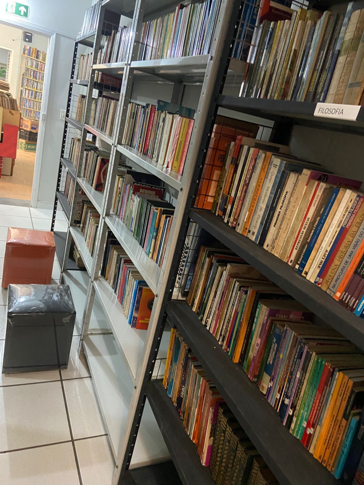 Seção de livros técnicos e universitários